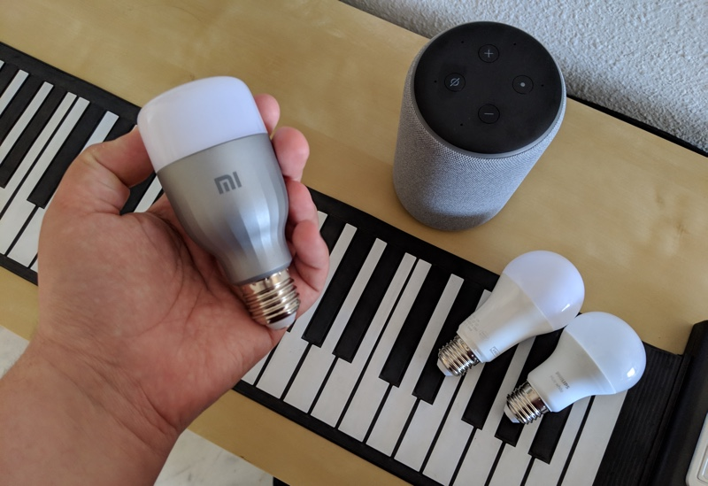 De izquierda a derecha, Xiaomi Mi LED Smart Bulb, Ikea TRÅDFRI y Philips Hue